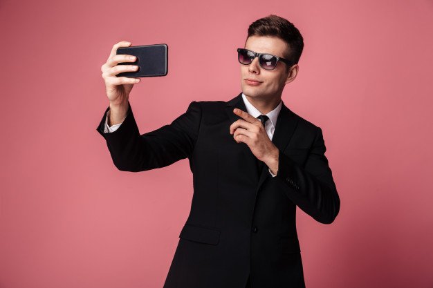 7a965-concentrated-young-businessman-make-selfie-by-mobile-phone_171337-9389