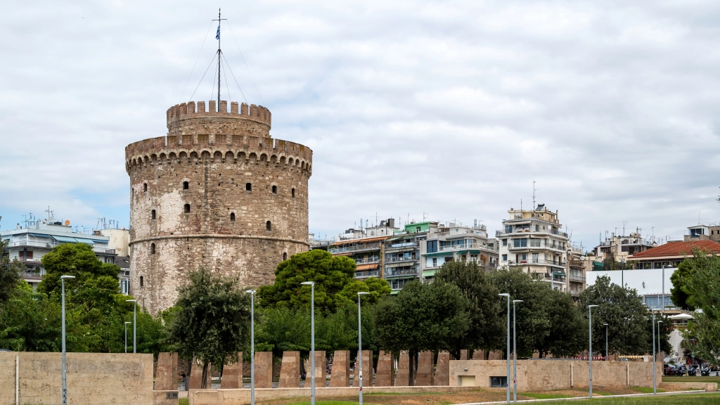 9d571-white-tower-thessaloniki-with-walking-people-front-it